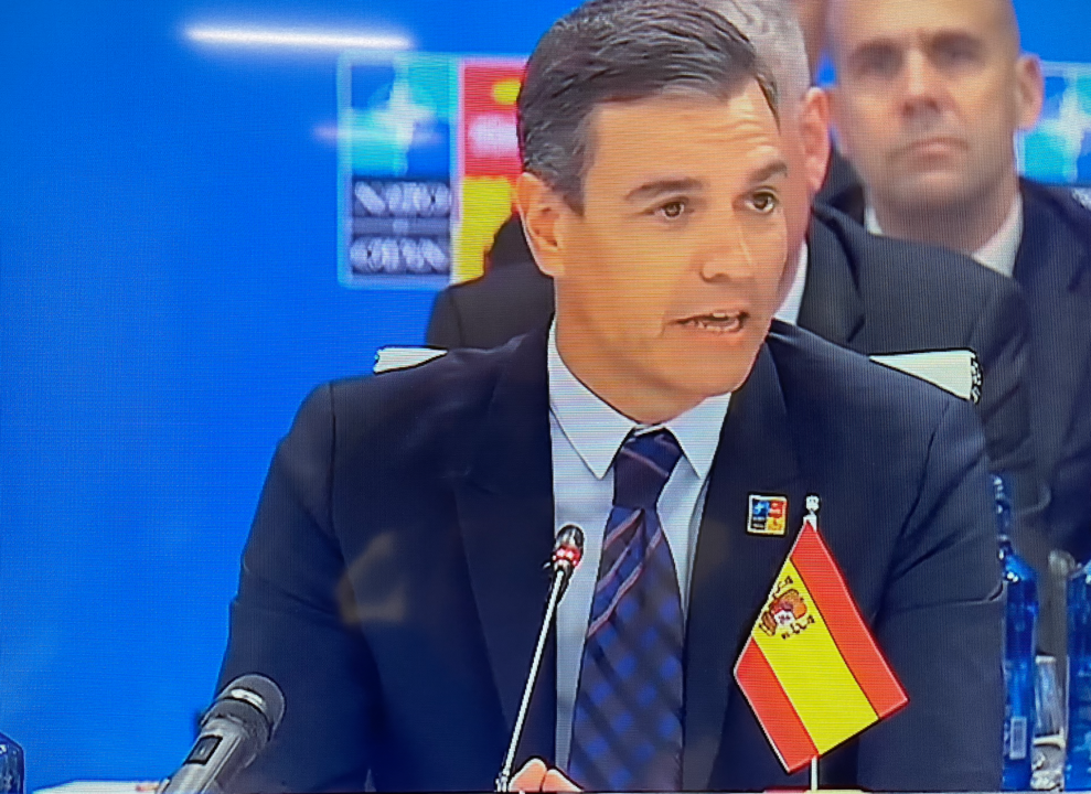 Pedro Sánchez en su intervención en la Cumbre de la OTAN con la bandera de España, al revés