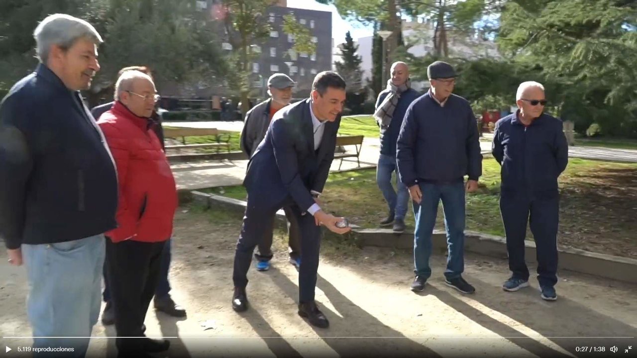 El presidente del Gobierno, Pedro Sánchez, juega a la petanca en un parque de Coslada con un grupo de jubilados afliados al PSOE.
