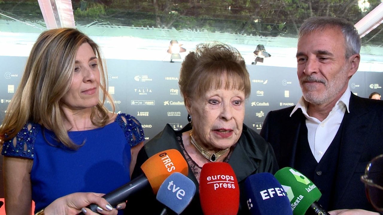 Gemma Cuervo, con sus hijos Natalia y Fernando en los Premios Talía.