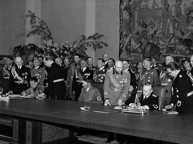 Pacto de Acero entre Hitler y Mussolini. Fuente |Wikipedia