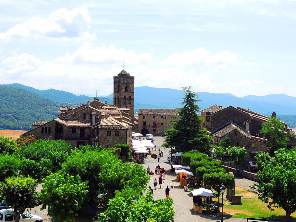 Pueblos con más encanto: Visita Aínsa en Huesca.
