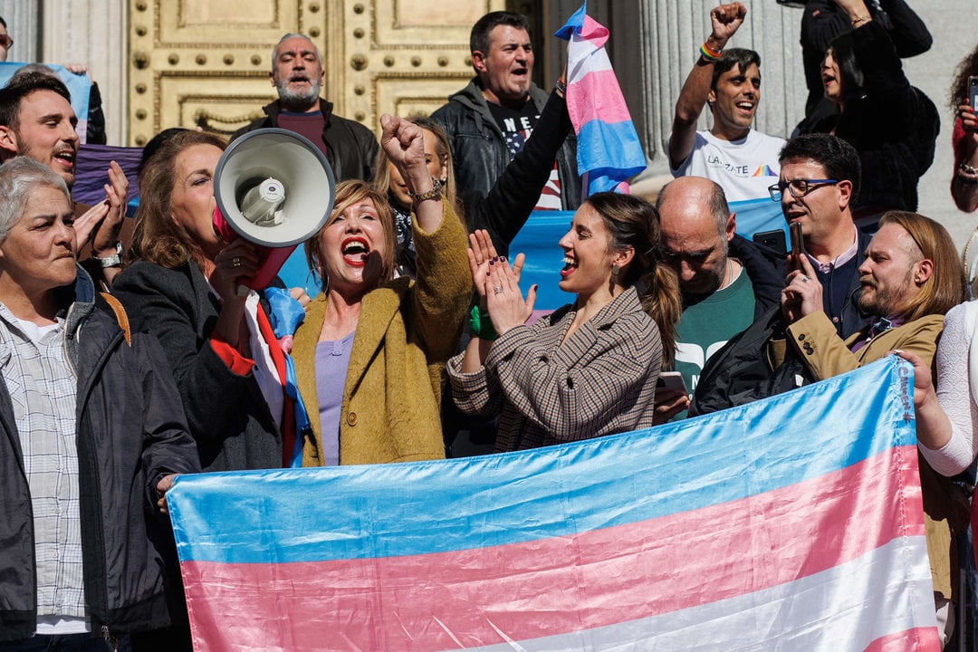 De izquierda a derecha. La presidenta de la Federación Estatal de Lesbianas, Gais, Trans y Bisexuales (FELGTBI+), Uge Sangil; la presidenta de la Federación de la Plataforma Trans, Mar Cambrollé y la ministra de Igualdad, Irene Montero.