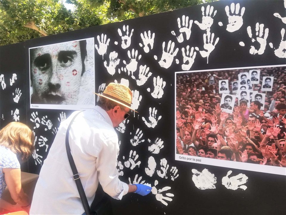 Ciudadanos colocan manos blancas en un panel en Logroño, en recuerdo por el 26º aniversario del asesinato de Miguel Ángel Blanco.
