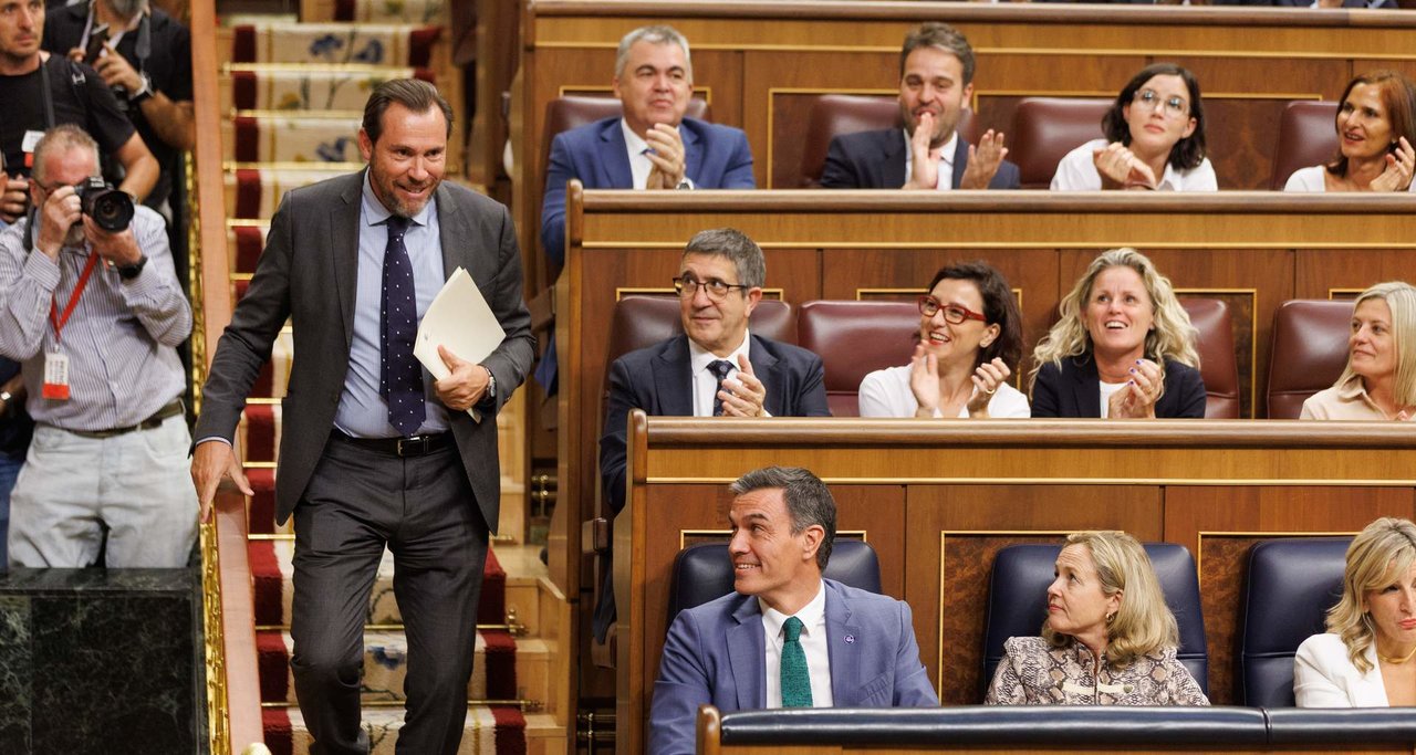 Óscar Puente se dirige a la tribuna de oradores, en el debate de investidura en el Congreso de los Diputados (Foto: Eduardo Parra / Europa Press).