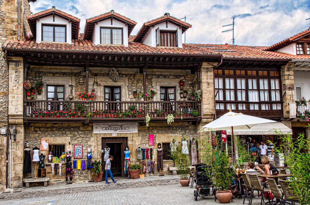 Pueblos con más encanto: Viaja a Comillas en Cantabria.