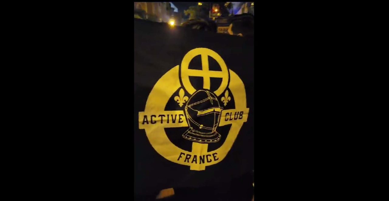 Bandera de Active Club France, en una protesta en la calle Ferraz.