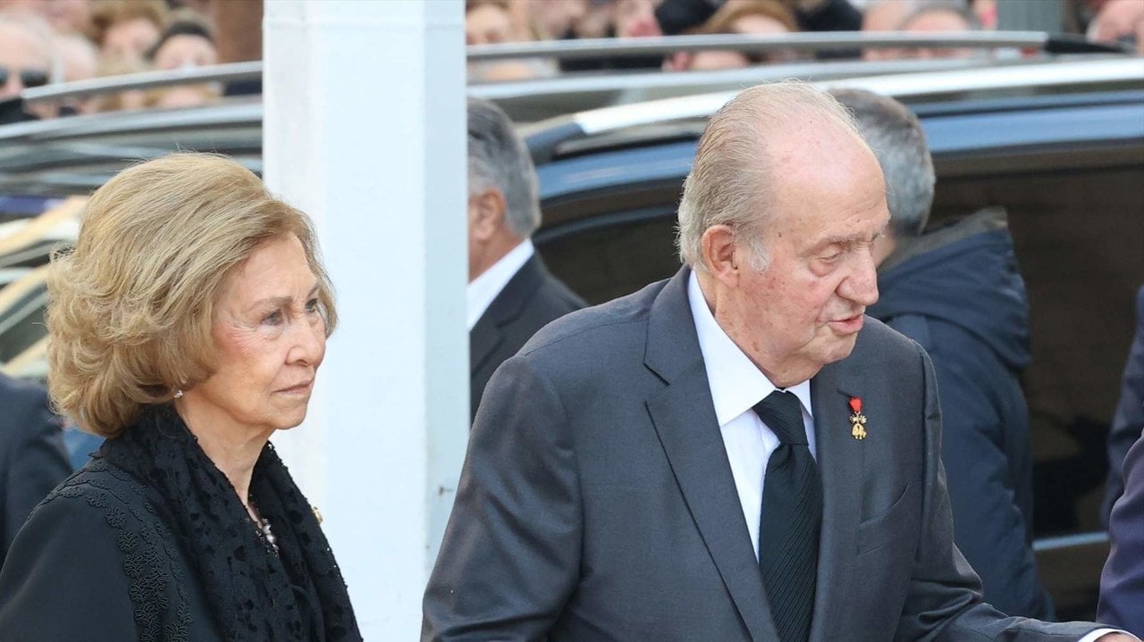 La reina Sofía y el rey Juan Carlos I, en el funeral por el rey Constantino de Grecia.