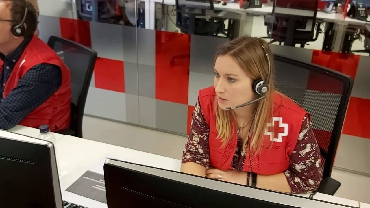 Trabajadora de Cruz Roja atendiendo llamadas