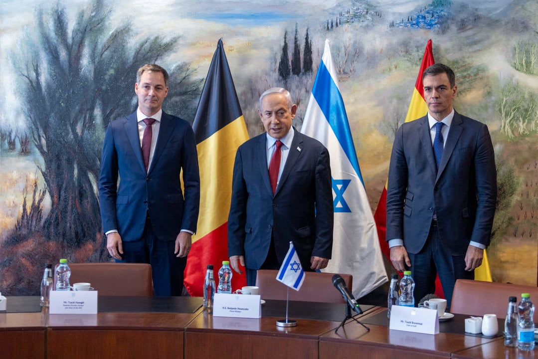 De izquierda a derecha. El primer ministro belga, Alexander de Croo; el primer ministro de Israel, Benjamin Netanyahu, y el presidente del Gobierno, Pedro Sánchez, durante un encuentro el 23 de noviembre de 2023 en Jerusalén (Israel).