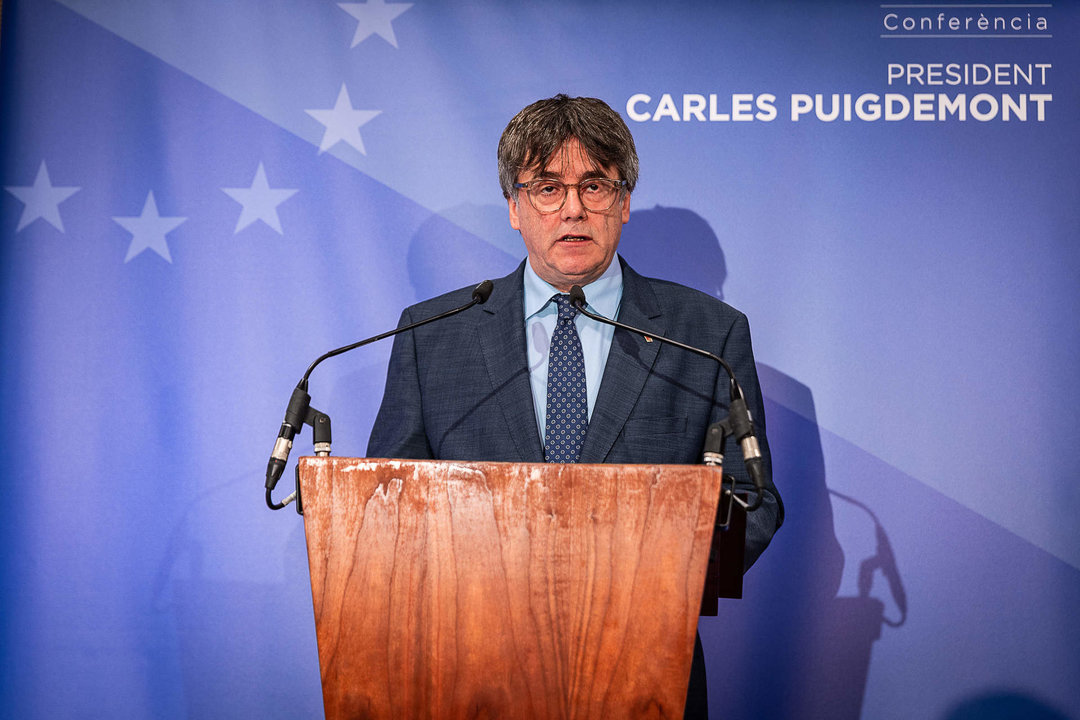 Archivo - El expresidente de la Generalitat y eurodiputado de Junts, Carles Puigdemont, ofrece una rueda de prensa.