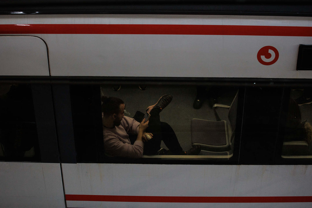 Una persona en un vagón de un tren en la Estación de Atocha el día que se conmemora a las víctimas del 11-M en el 20º aniversario de los atentados (Foto: Alejandro Martínez Vélez / Europa Press)