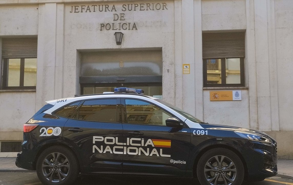 Vehículo de Policía Nacional estacionado frente a la Jefatura Superior de Policía Nacional en Murcia. Foto: Policía Nacional