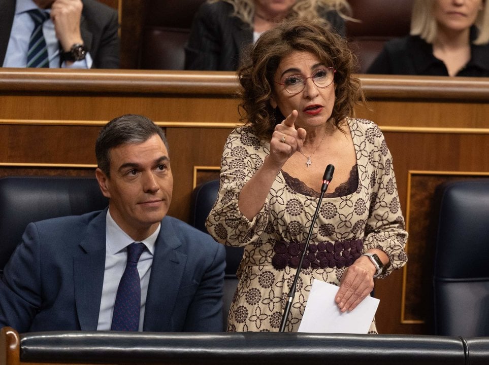 La vicepresidenta primera y ministra de Hacienda, María Jesús Montero, interviene durante una sesión de control al Gobierno, en el Congreso de los Diputados.