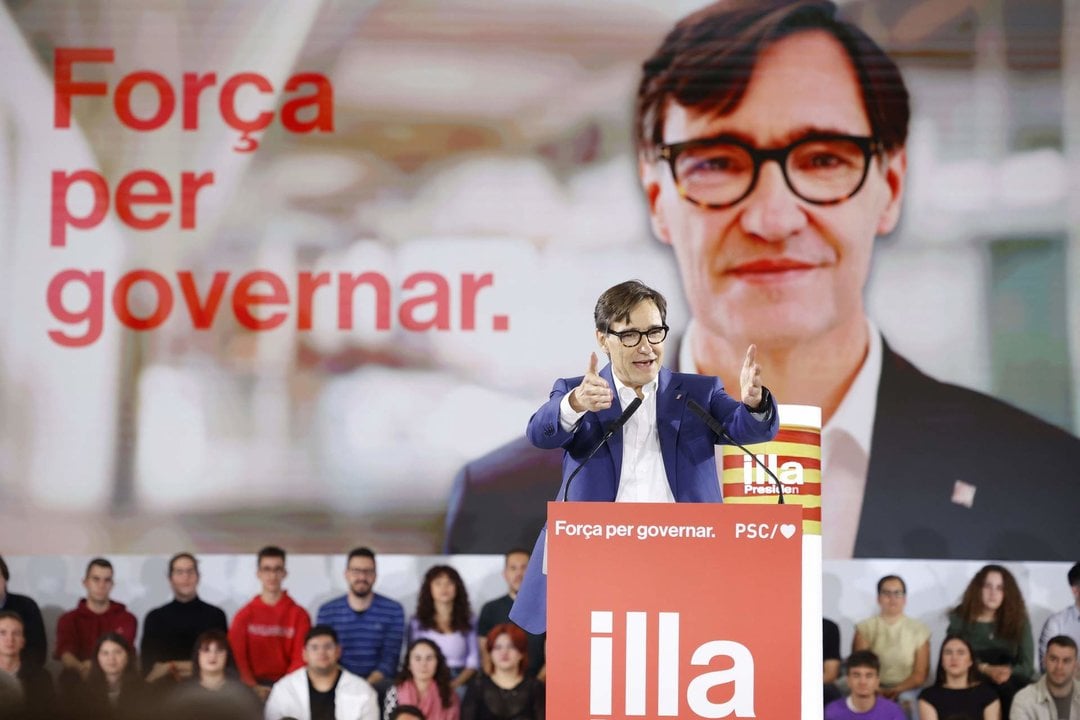 El primer secretario y candidato del PSC a las elecciones catalanas, Salvador Illa (c), durante el acto del PSC de inicio de campaña, en Fira Sabadell, a 25 de abril de 2024, en Barcelona, Catalunya.