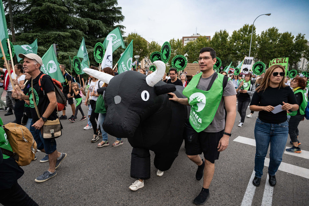 Manifestación antitaurina organizada por Pacma en las inmediaciones de la plaza de toros de las Ventas, en Madrid (Foto: Diego Radamés / Europa Press)