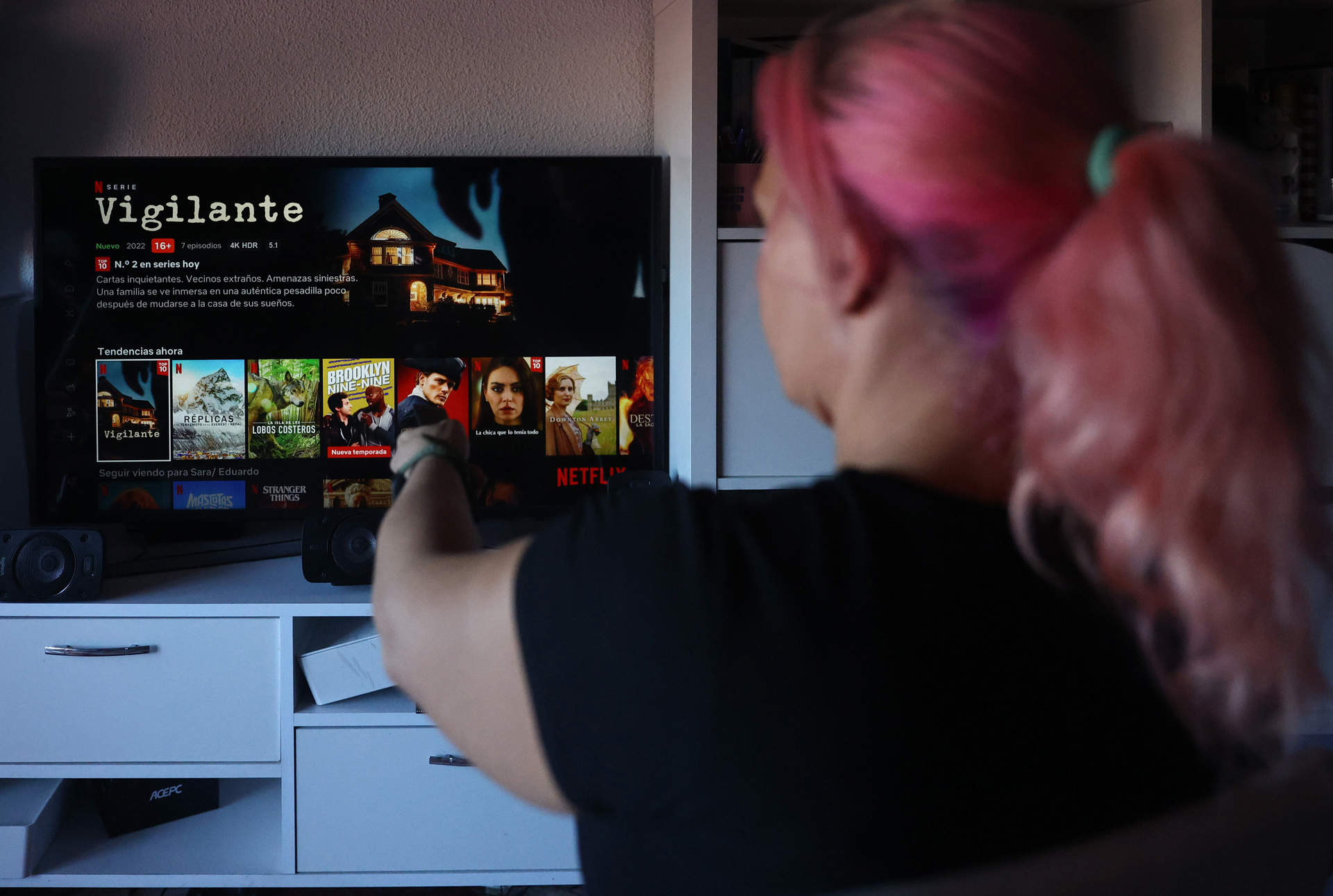 Una usuaria se conecta a la plataforma Netflix. Imagen de archivo