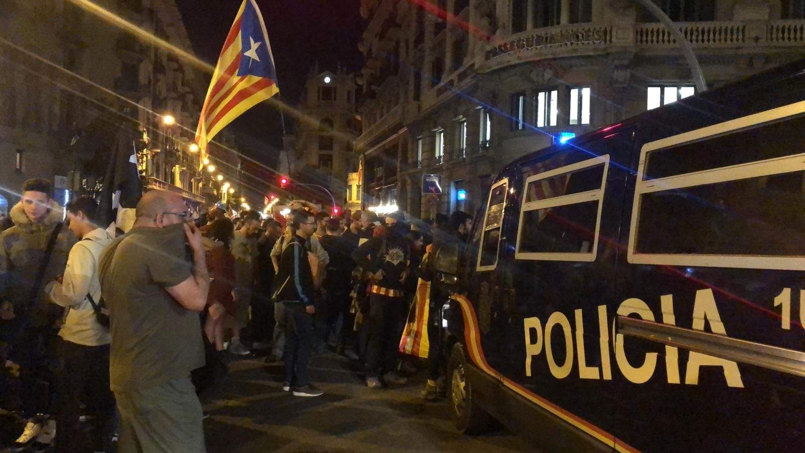 Furgones ante la Jefatura de Policía en la Via Laietana de Barcelona durante una protesta por la actuación policial en los disturbios a raíz de la sentencia del proceso independentista, el 26 de octubre de 2019.