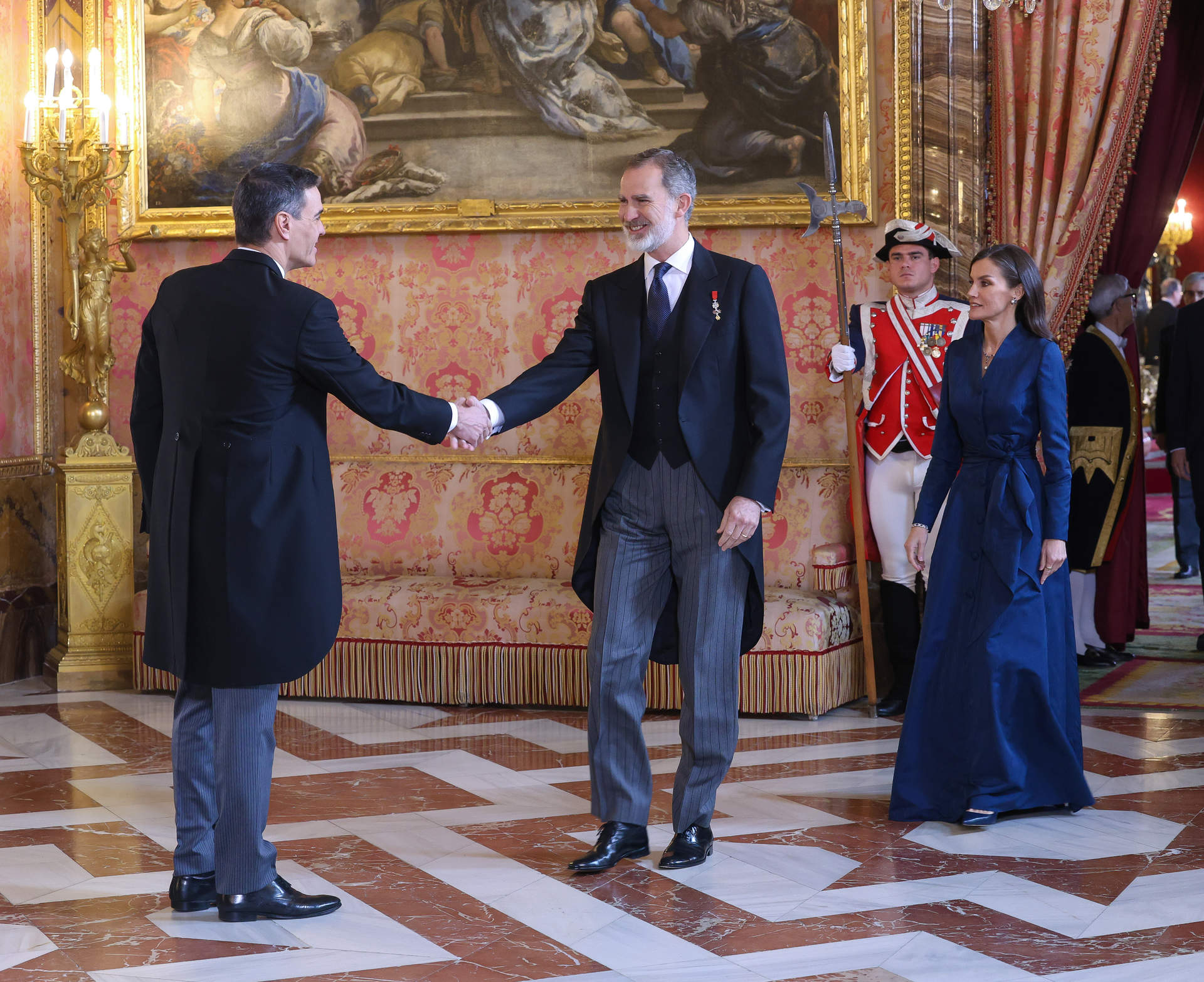 El rey Felipe saluda a Pedro Sánchez, ante la reina Letizia (Foto: Marta Fernández / Europa Press).