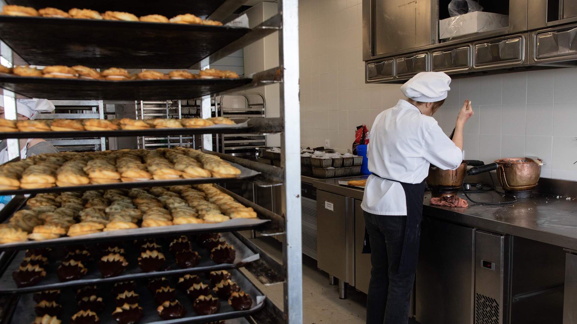Una mujer trabaja en la elaboración de torrijas en la pastelería ‘Paco Pastel’, en San Lorenzo de El Escorial. Foto: Rafael Bastante / Europa Press
