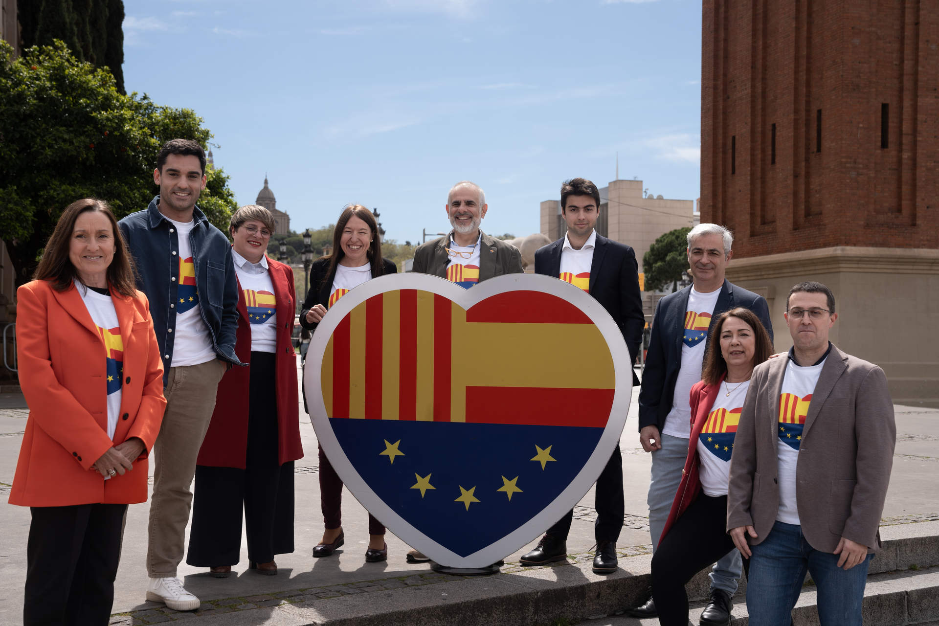 Varios miembros de Ciudadanos, en la presentación de las listas del partido a las elecciones catalanas del 12M, en la Plaça d'Espanya de Barcelona (Foto: David Zorrakino / Europa Press)