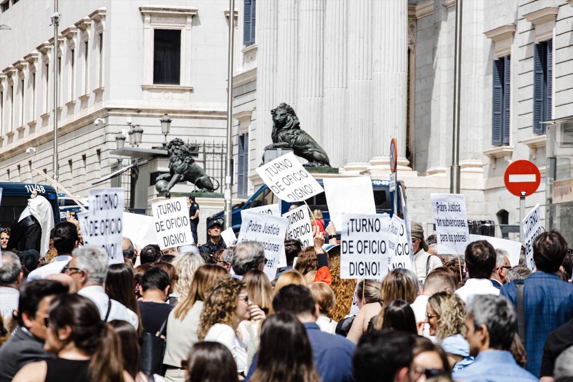 Abogados de oficio con pancartas durante una protesta para reclamar mejoras laborales, frente al Congreso de los Diputados, a 27 de abril de 2023. (Foto:  Carlos Luján / Europa Press)