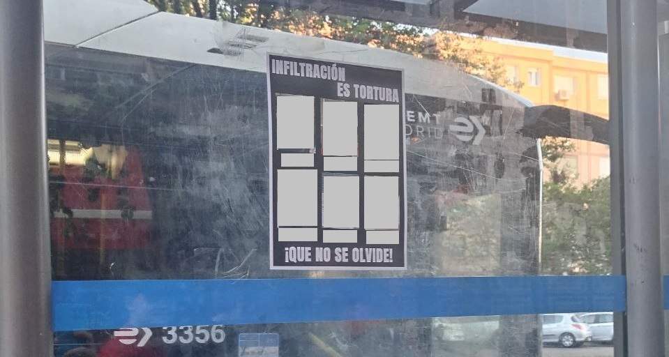 Un cartel con las fotos de los policías, en una marquesina de autobús en Madrid.
