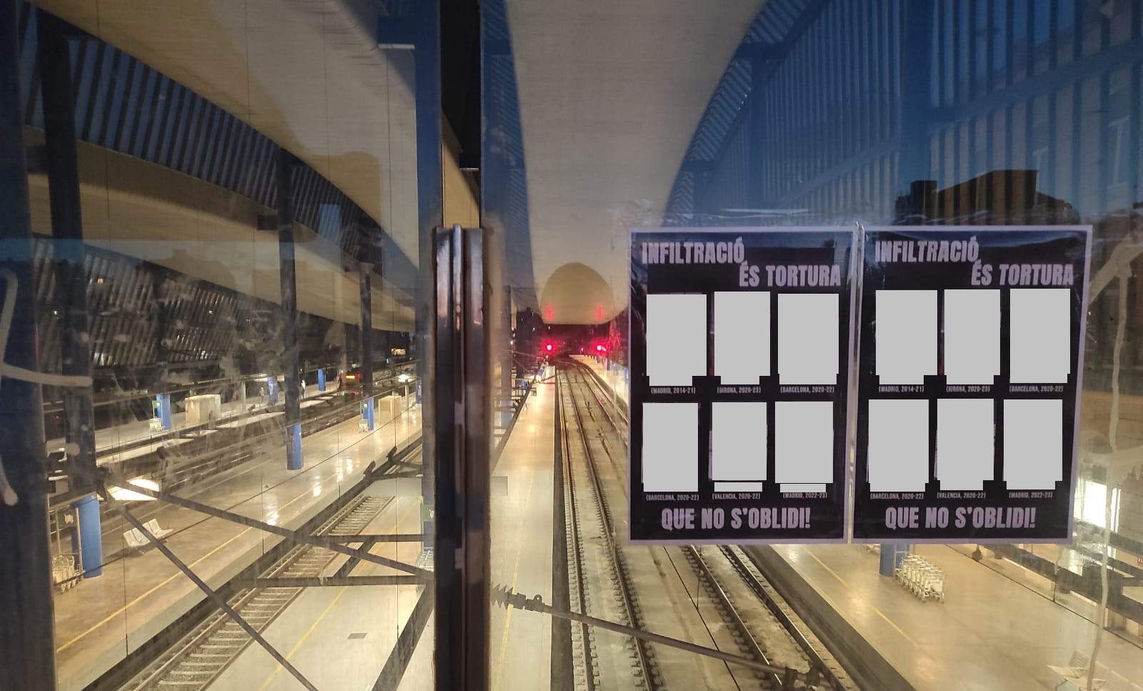 Un cartel en una estación de tren de Cataluña.