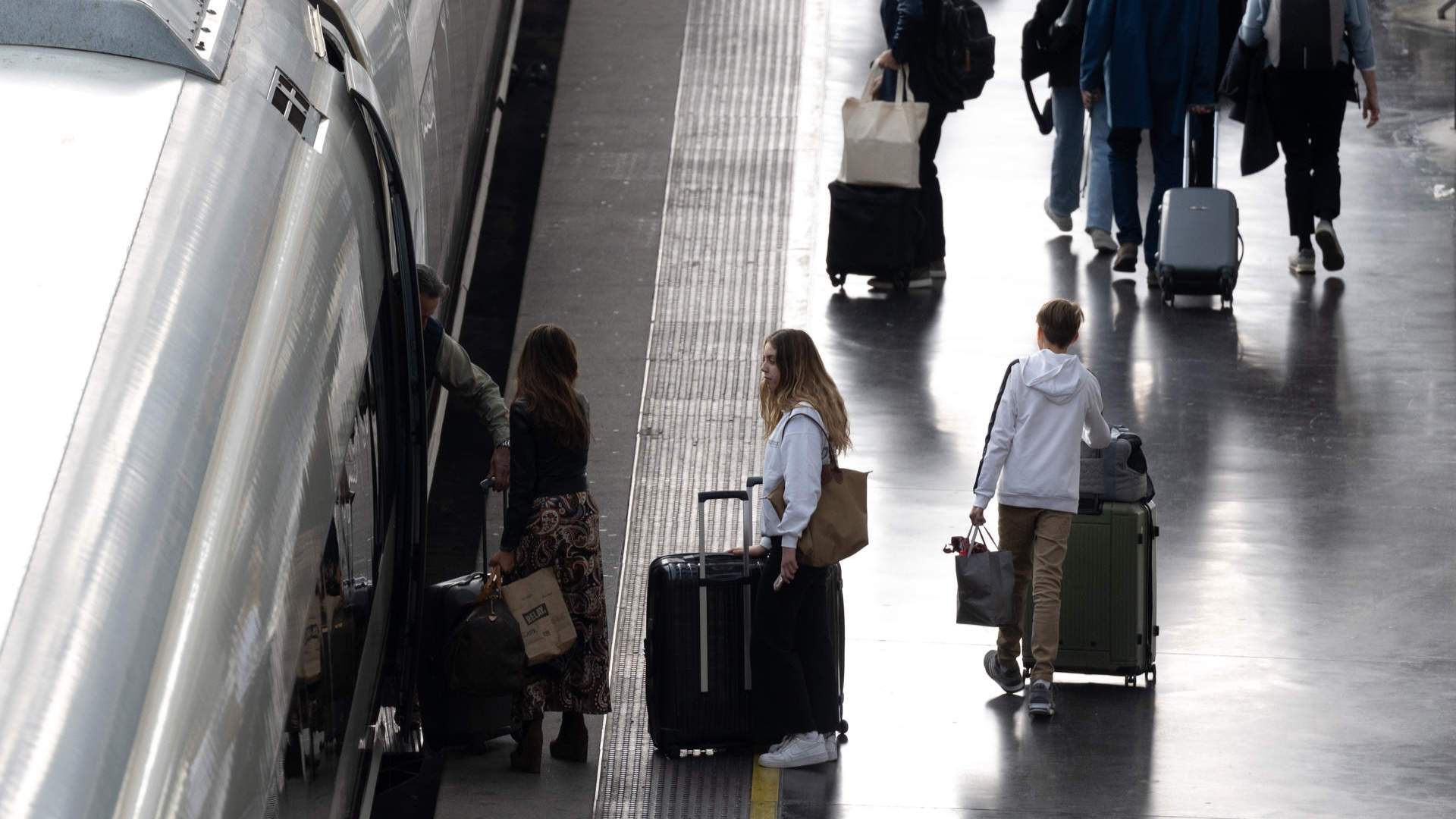 Varias personas con maletas en un andén de la estación de Atocha. Eduardo Parra / Europa Press