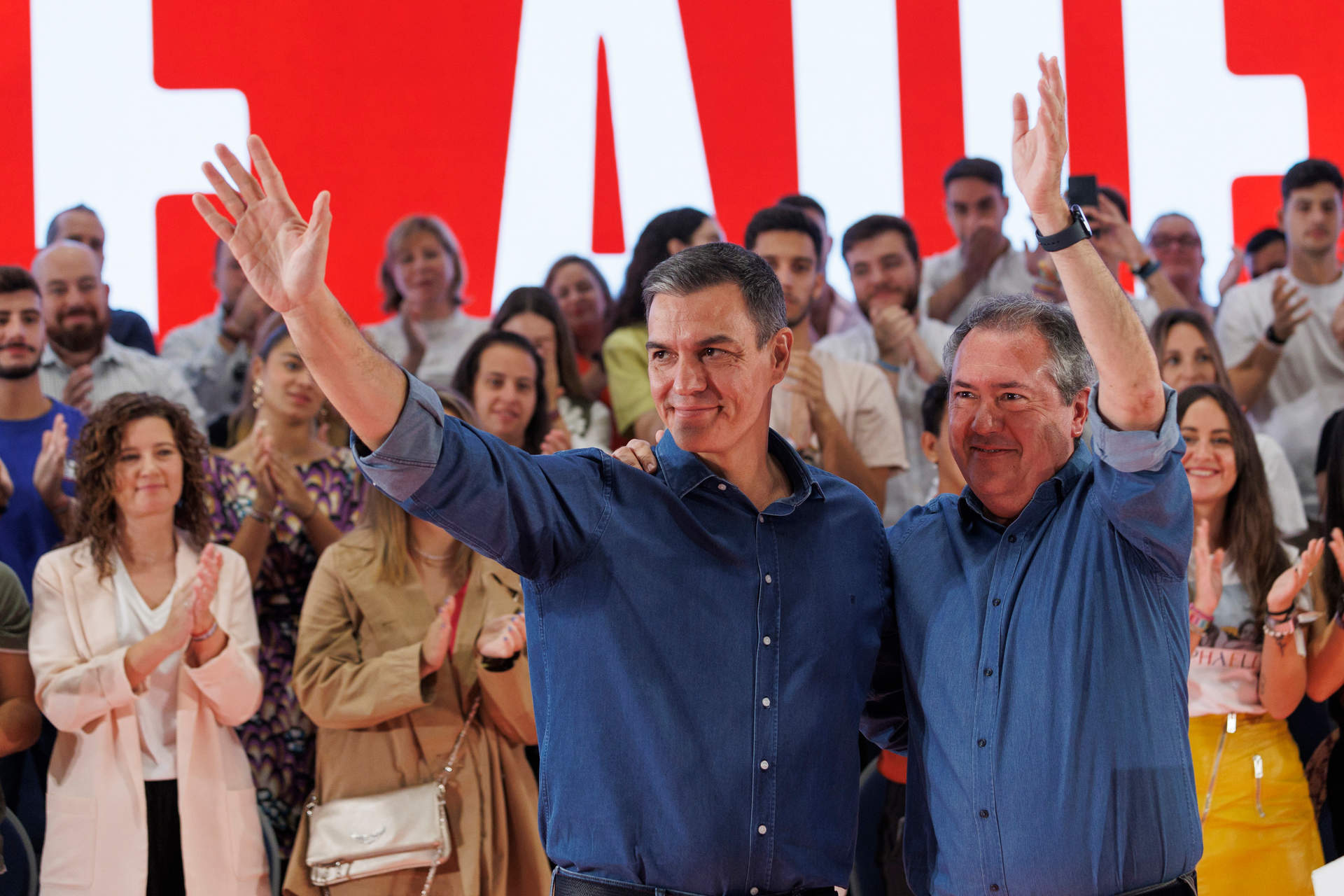 El secretario general del PSOE y presidente del Gobierno en funciones, Pedro Sánchez (i), junto al secretario general del PSOE-A, Juan Espadas (d), en una foto de archivo en un acto en Granada.