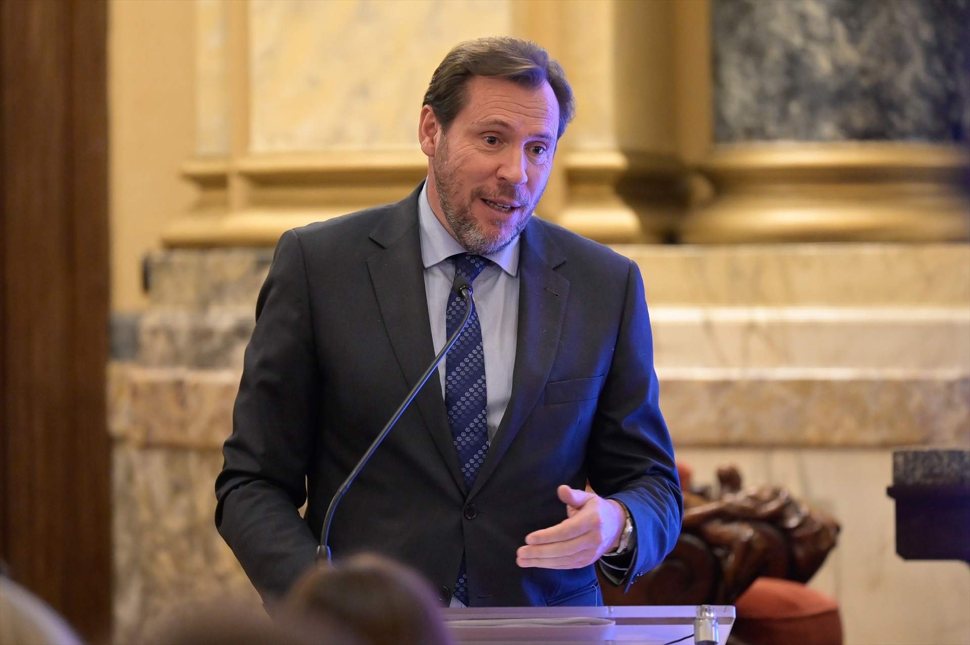 El ministro de Transportes y Movilidad Sostenible, Óscar Puente, interviene durante la presentación del Plan Director del Corredor Atlántico, en el Ayuntamiento de A Coruña, a 16 de mayo de 2024, en A Coruña, Galicia.