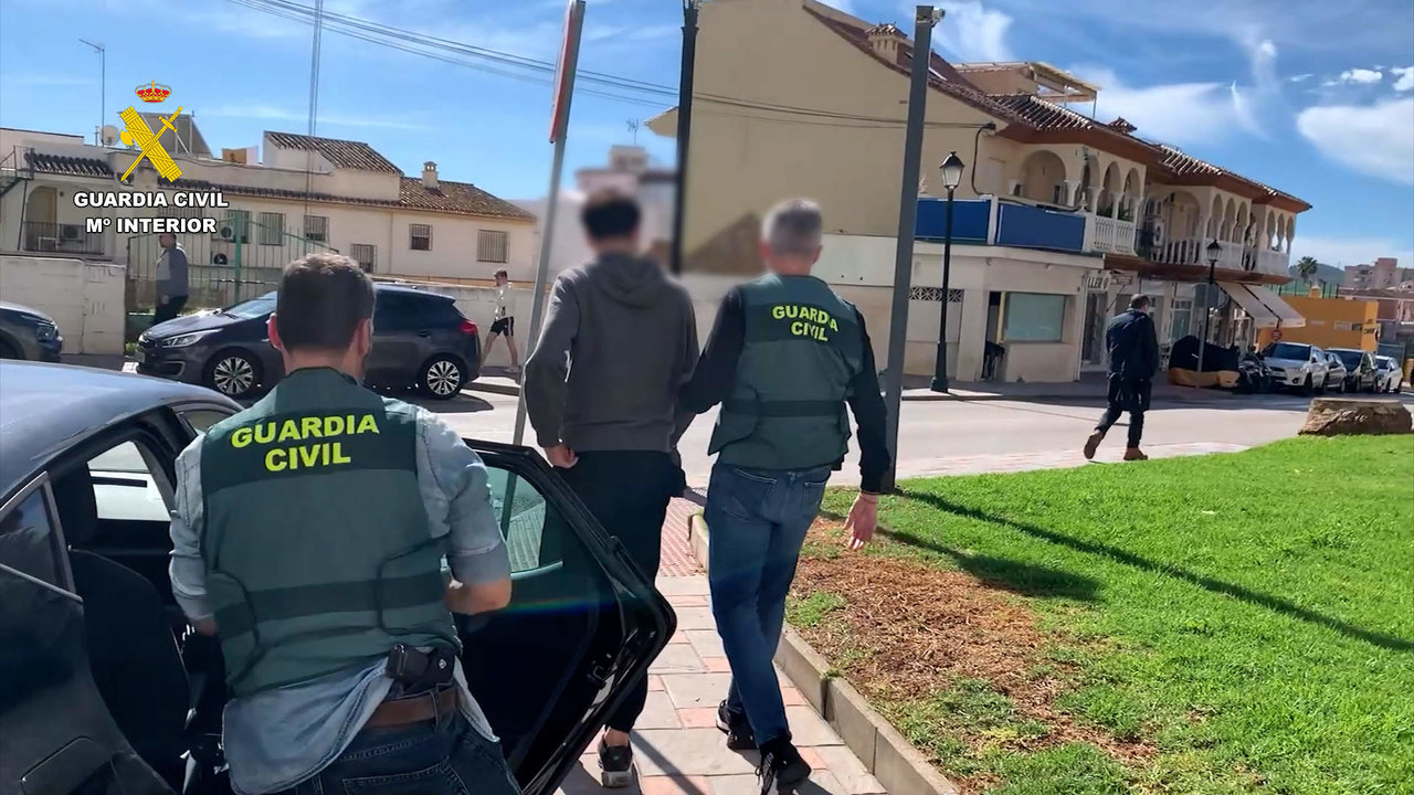 La Guardia Civil ha detenido a 102 personas en toda España a las que se les atribuye la estafa de más de 850.000 euros a 238 víctimas a través de la estafa del 'hijo en apuros'. (Foto: Guardia Civil / EP)