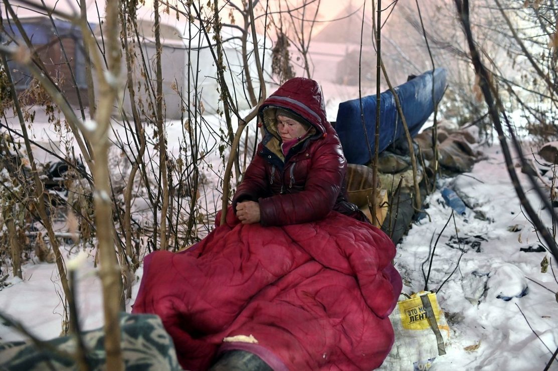Hombre sin hogar en invierno. hombre sin hogar en ropa de invierno. se  necesita refugio para personas sin hogar. la seguridad en invierno es  genial.