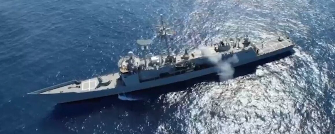 La fragata Victoria en sus ejercicios de tiro en el oc&eacute;ano &Iacute;ndico.