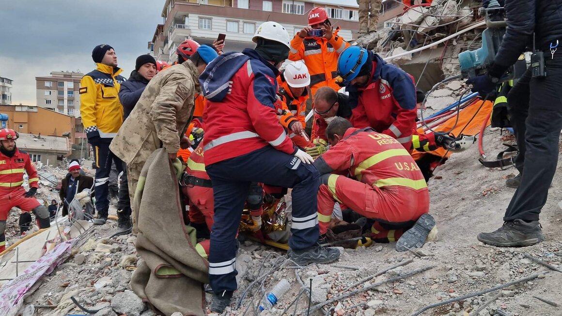 Miembros de la Unidad Militar de Emergencias (UME) en un rescate en Turqu&iacute;a.