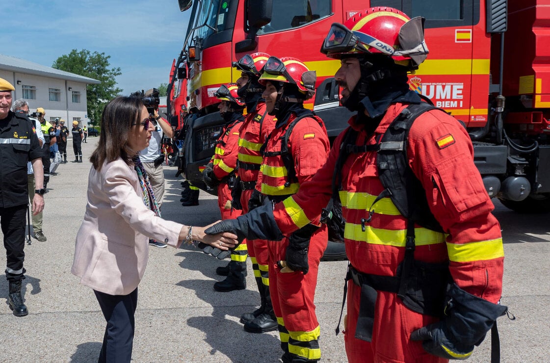 La ministra de Defensa, Margarita Robles, saluda a efectivos de la Unidad Militar de Emergencias (UME).
