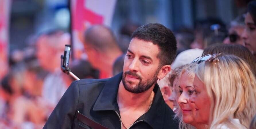 David Broncano en la alfombra naranja previa a la gala de clausura del FesTVal de Vitoria (Foto: I&ntilde;aki Berasaluce / Europa Press).