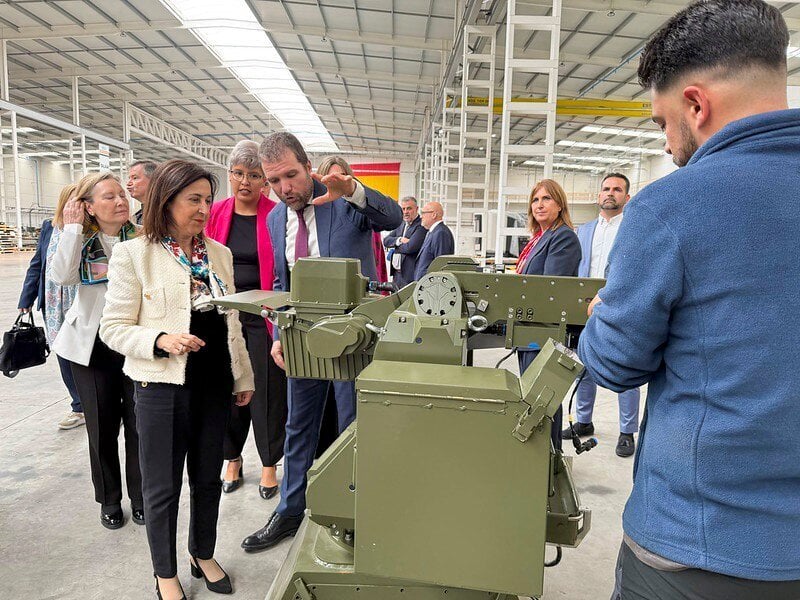 La ministra de Defensa, Margarita Robles, visita las instalaciones de Escribano Mechanical and Engineering (EM&E Group), en C&oacute;rdoba.