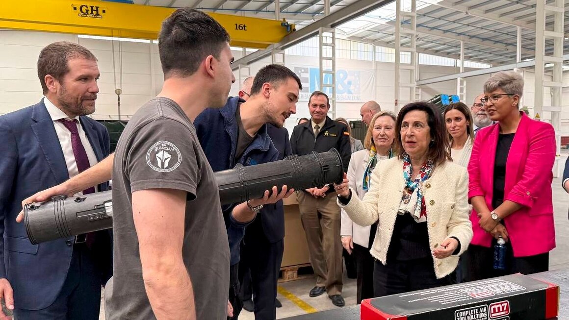 Margarita Robles, en la f&aacute;brica de Escribano en C&oacute;rdoba (Foto: Ministerio de Defensa).