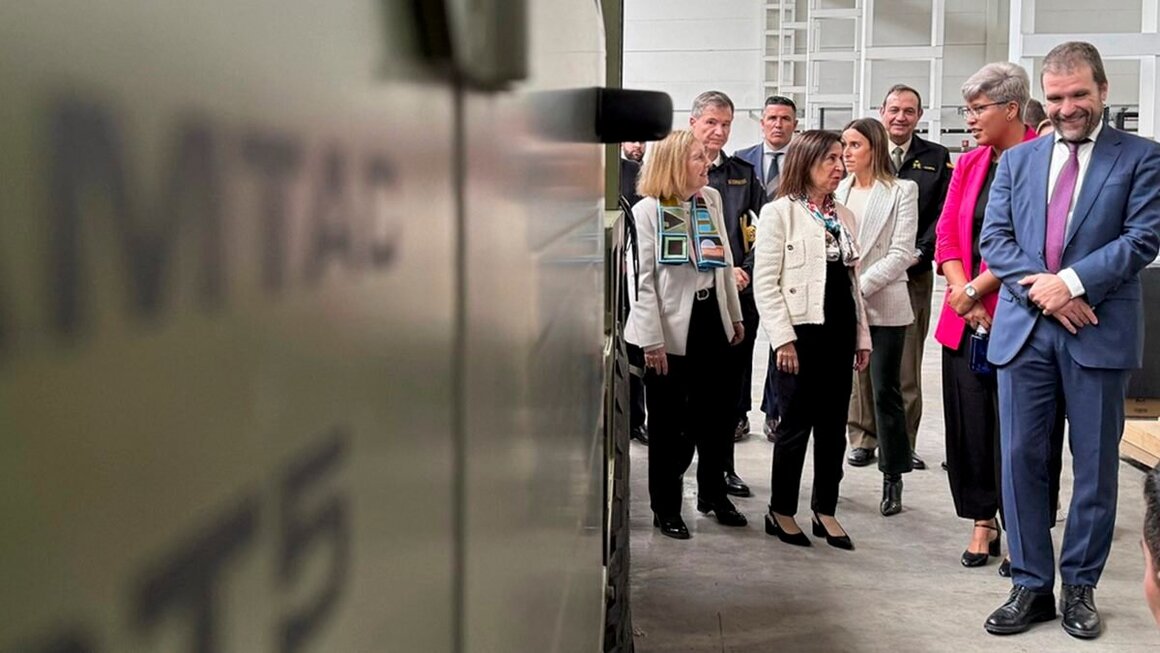 Margarita Robles, en la f&aacute;brica de Escribano en C&oacute;rdoba (Foto: Ministerio de Defensa).