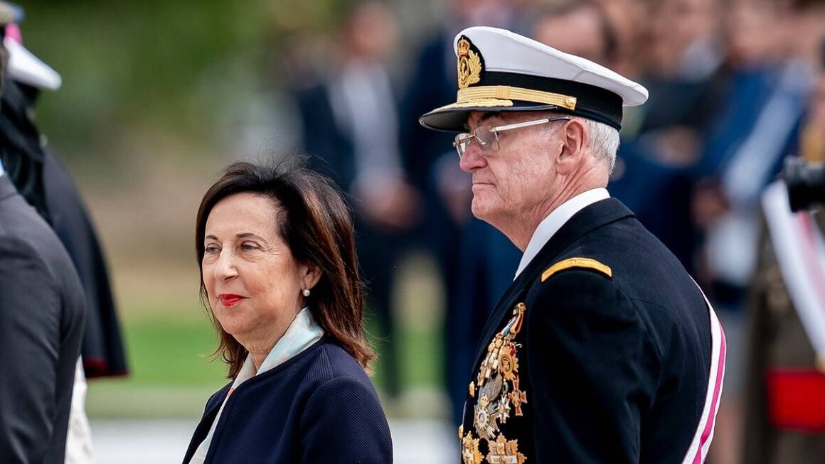 La ministra de Defensa, Margarita Robles, y el JEMAD Teodoro L&oacute;pez Calder&oacute;n (Firma: A. P&eacute;rez Meca / Europa Press).