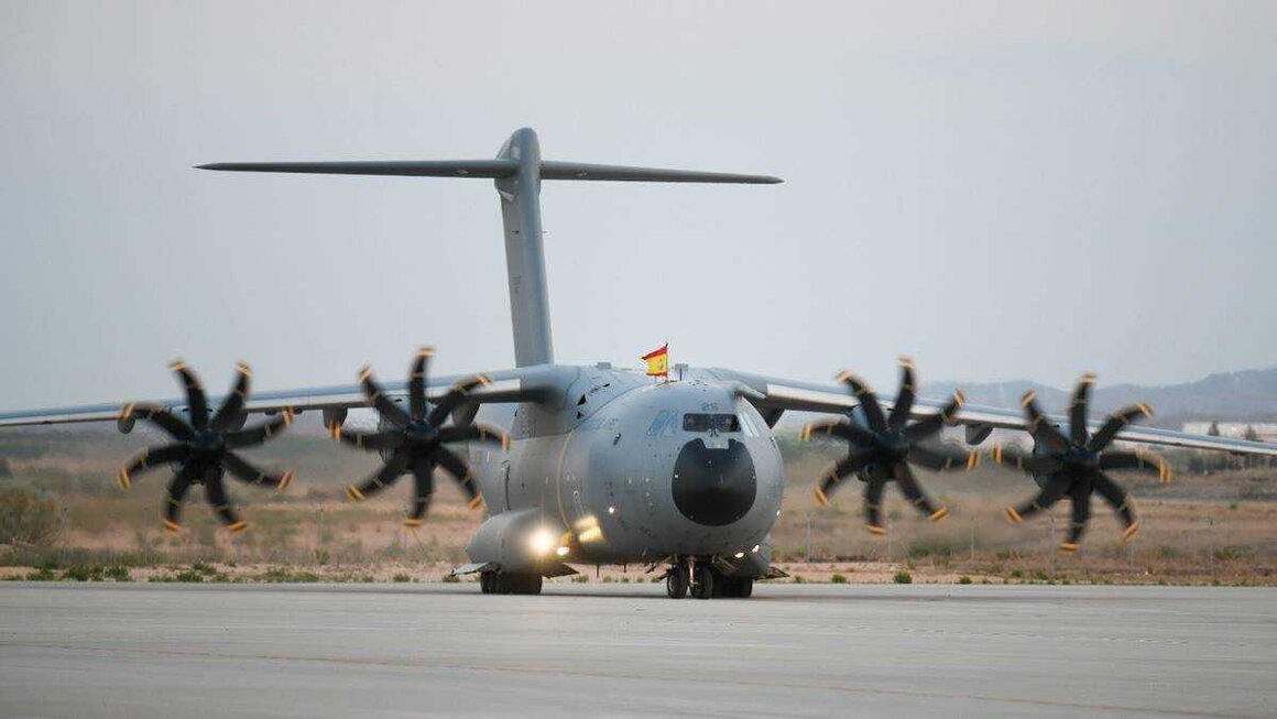 Un A400M del Ej&eacute;rcito del Aire aterriza en la base a&eacute;rea de Zaragoza con evacuados de Afganist&aacute;n (Firma: Marcos Cebri&aacute;n / Europa Press).