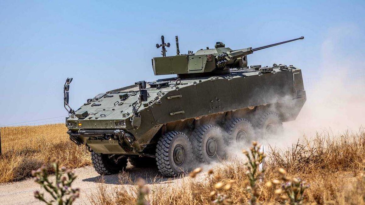 Un veh&iacute;culo blindado 8x8 Drag&oacute;n desarrollado por el consorcio Tess Defence (Firma: Indra).