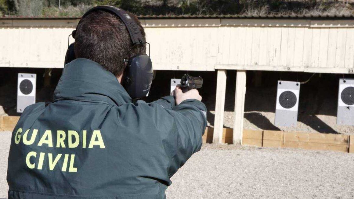 Un agente de la Guardia Civil realiza ejercicios de tiro.