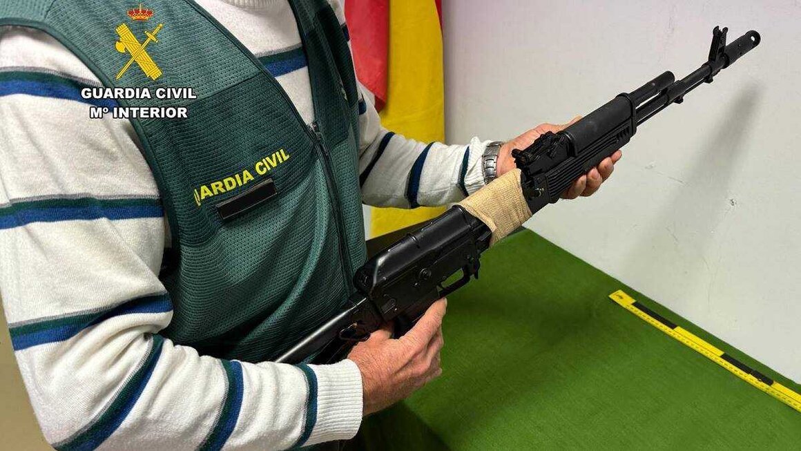 La Guardia Civil incauta un  fusil simulado del modelo AK-47 (Firma: Guardia Civil).
