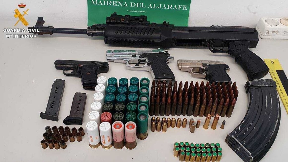 Armas de fuego incautadas a un grupo de ladrones en Sevilla (Firma: Guardia Civil).