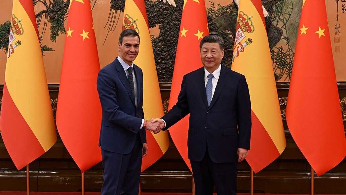 El presidente del Gobierno, Pedro S&aacute;nchez, saluda al presidente de la Rep&uacute;blica Popular China, Xi Jinping. | Pool Moncloa/Borja Puig. Pek&iacute;n.