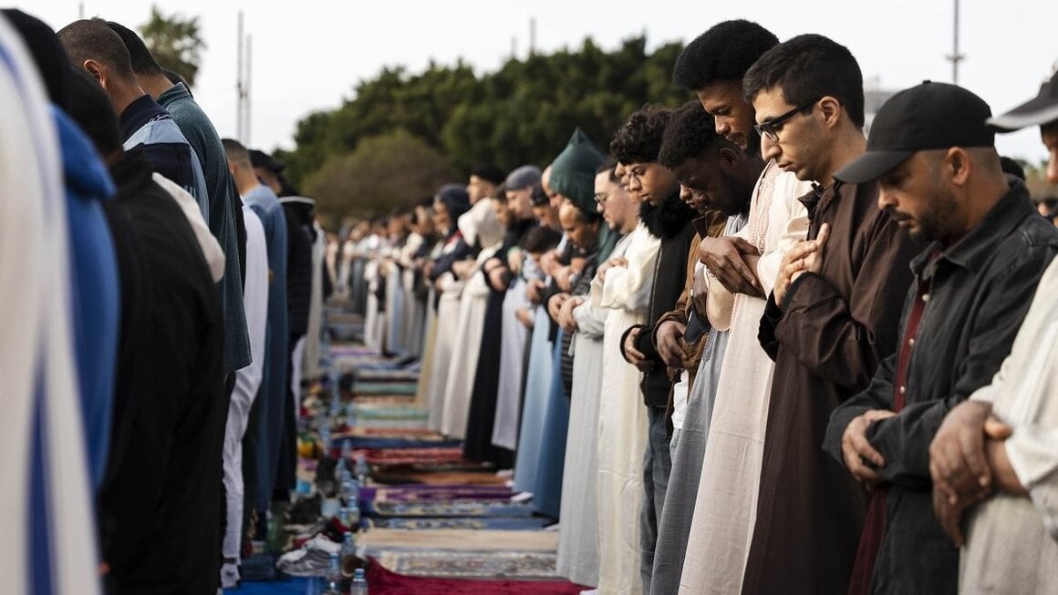 Miembros de la comunidad musulmana de Almer&iacute;a participan en la celebraci&oacute;n del Eid al Fitr, el rezo colectivo que marca el final del Ramad&aacute;n (Firma: Marian Le&oacute;n / Europa Press).