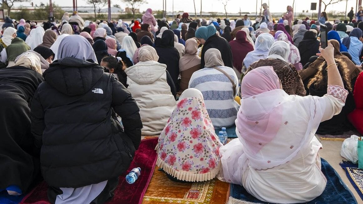Miembros de la comunidad musulmana de Almer&iacute;a participan en la celebraci&oacute;n del Eid al Fitr, el rezo colectivo que marca el final del Ramad&aacute;n (Firma: Marian Le&oacute;n / Europa Press).