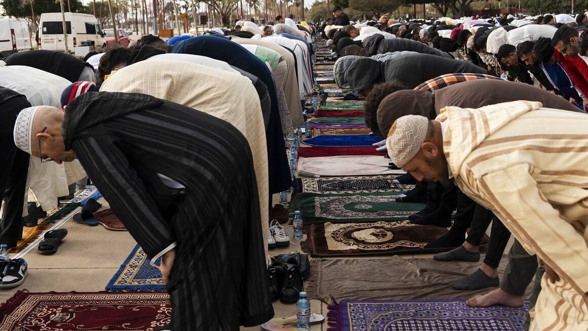 Miembros de la comunidad musulmana de Almer&iacute;a participan en la celebraci&oacute;n del Eid al Fitr, el rezo colectivo que marca el final del Ramad&aacute;n (Firma: Marian Le&oacute;n / Europa Press).