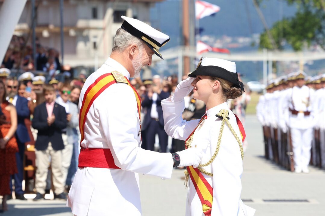 Leonor recibe de manos de Felipe VI la Gran Cruz del M&eacute;rito Naval en Mar&iacute;n